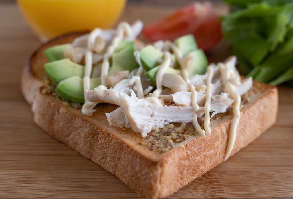 残ったチキンを朝食に/ブエノトースト