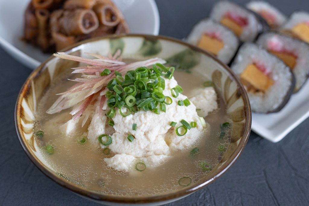 捨てないで!ブエノチキンの残った骨が絶品スープに/ブエノゆし豆腐