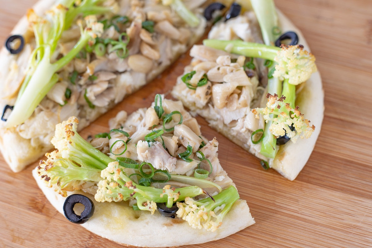 残ったチキンをピザ生地にトッピング/ブエノピザ